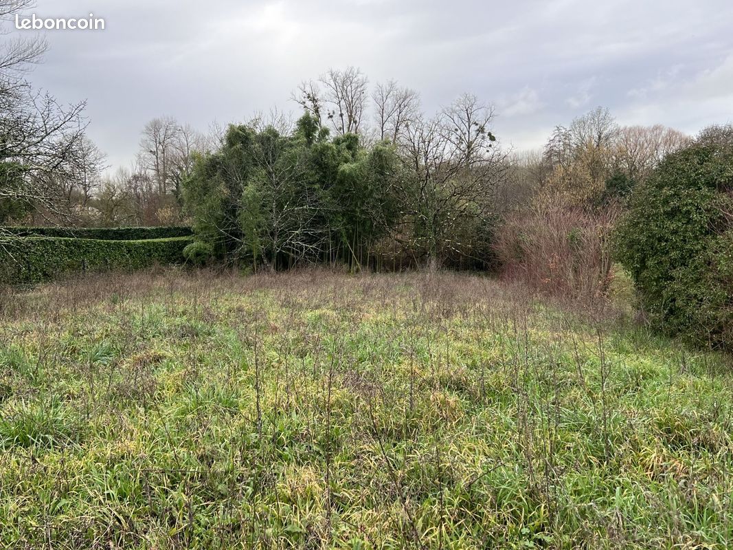 Terrain à bâtir de 2784 m2 au prix de 100000 à ANGOULEME (16) · à Angoulême · 100 000 €