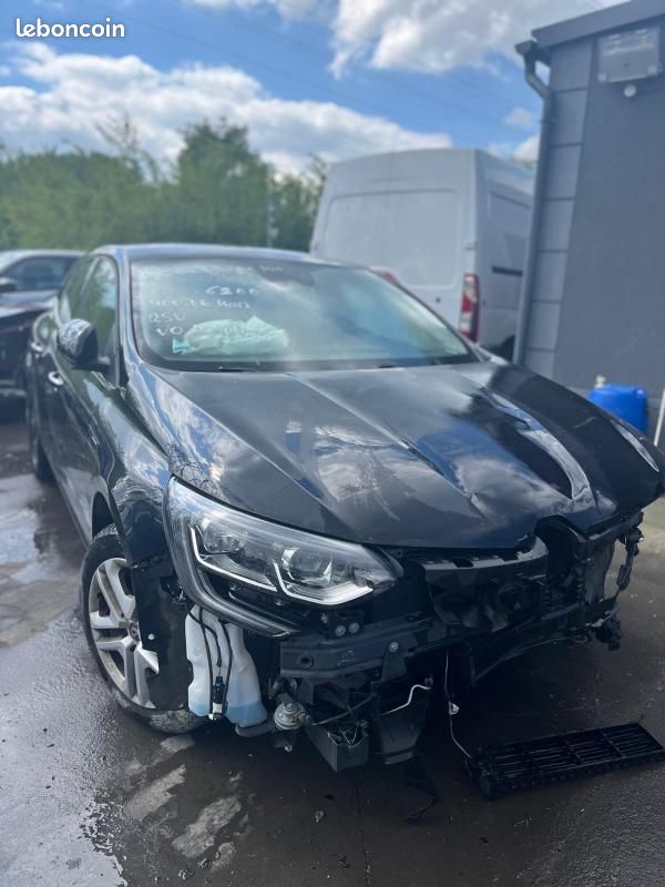 Renault Mégane IV Berline TCe 140 FAP Zen ACCIDENTEE (image 1)