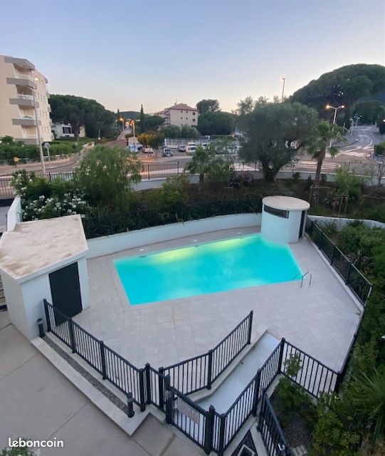 Particulier loue T2 * * * climatisé de 49m2 avec piscine proche plage et port (image 7)