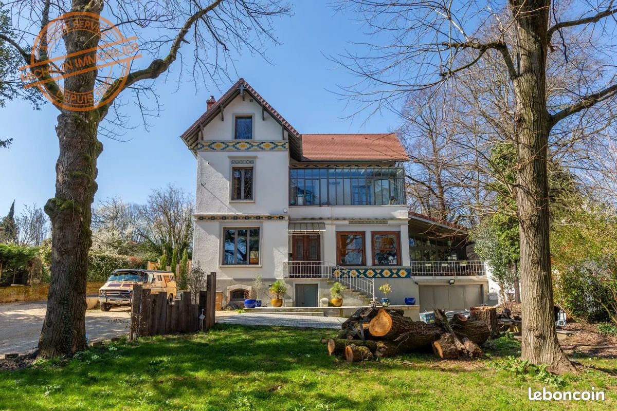 Maison 7 pièces 240 m² · à Champagne-au-Mont-d'Or · 240 m² · 1 300 000 €