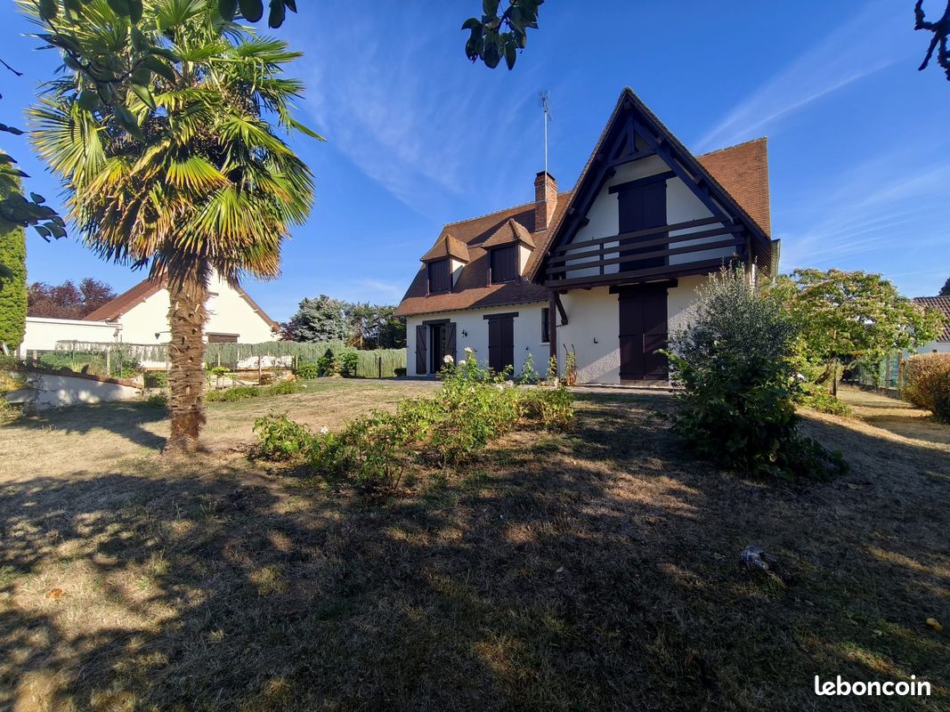 Maison 10 pièces 156 m² · à Férolles · 156 m² · 332 000 €