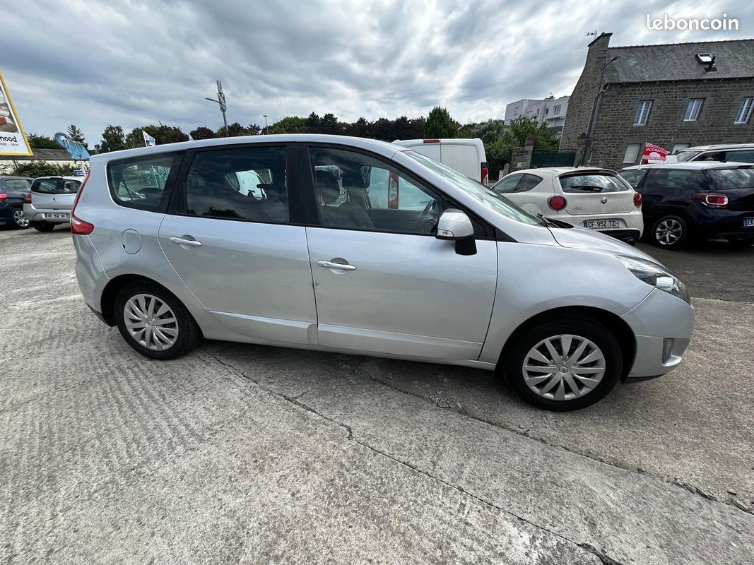 Renault SCENIC III Renault Grand Scenic 2011 - III 1.5 DCI 105 AUTHENTIQUE 7PL - Diesel - Boîte manuelle (image 2)