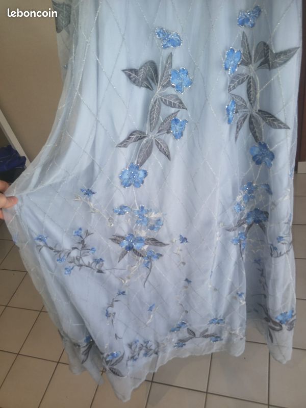 Jolie robe bleue en tulle brodé, Taille 40/42, jamais portée, neuve (image 2)