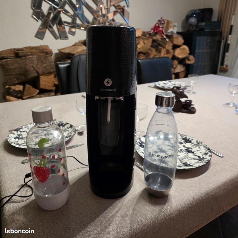 SodaStream Duo Machine à eau pétillante, machine à eau pétillante et 2 bouteilles d'eau pétillantes de 1 L, machine à boissons rétro avec bouteille d'eau sans BPA, carafe en verre et bouteille SodaStream Duo Machine à eau pétillante, machine à eau pétillante et 2 bouteilles d'eau pétillantes de 1 L, machine à boissons rétro avec bouteille d'eau sans BPA, carafe en verre et bouteille