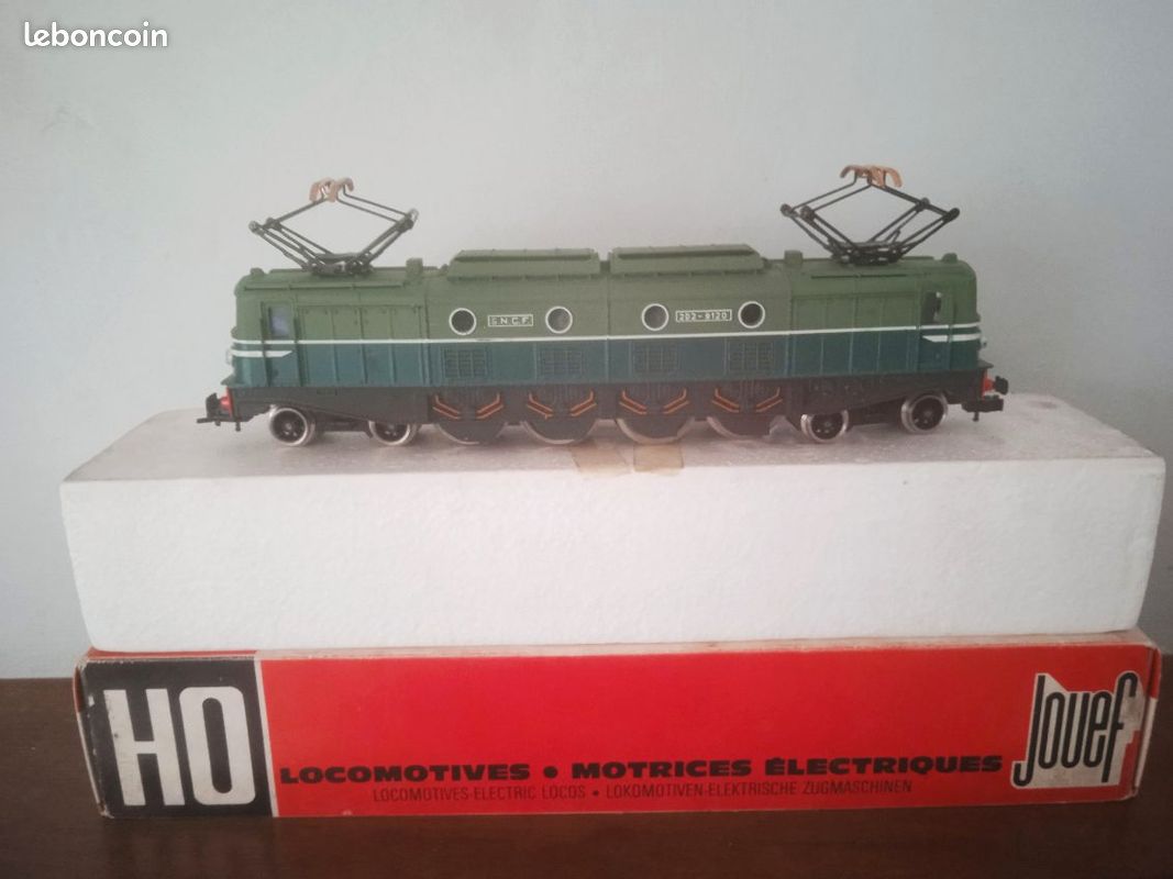 caisse de 2D2 9120 avec ses pantographes Sommerfeld de marque