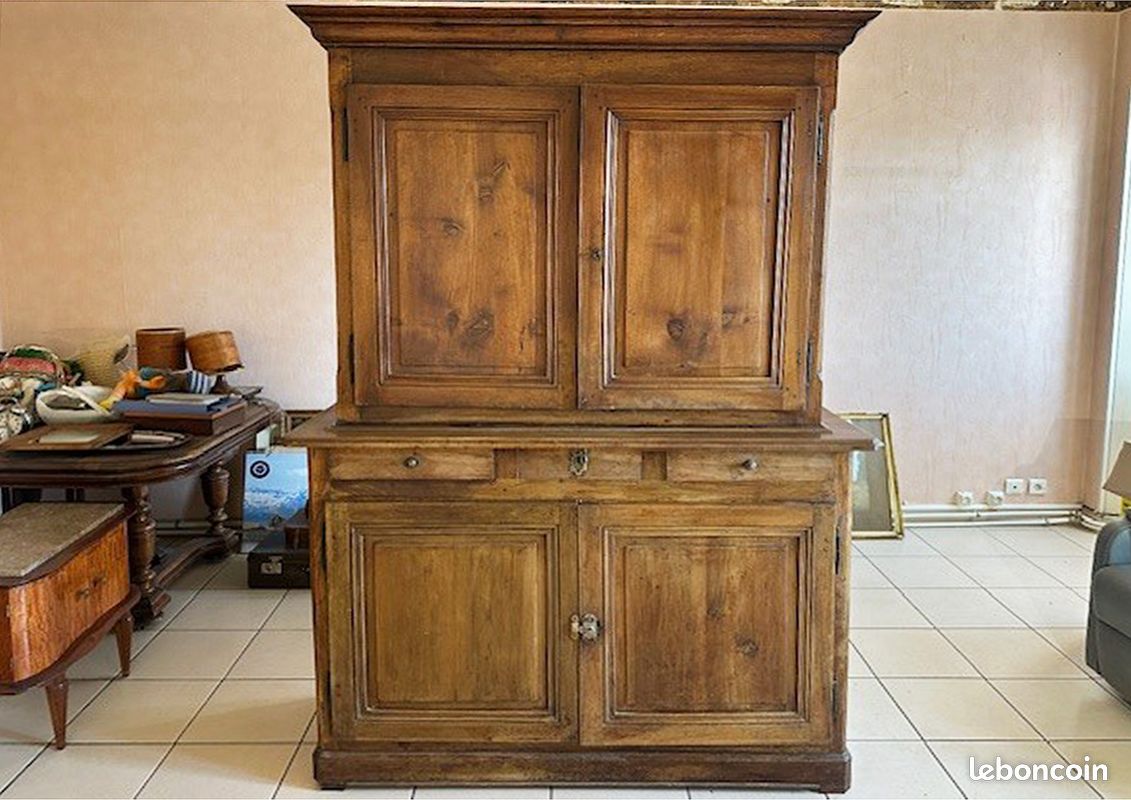 Adorable buffet ancien en 2 éléments de bois massif, colorés. Très Bon