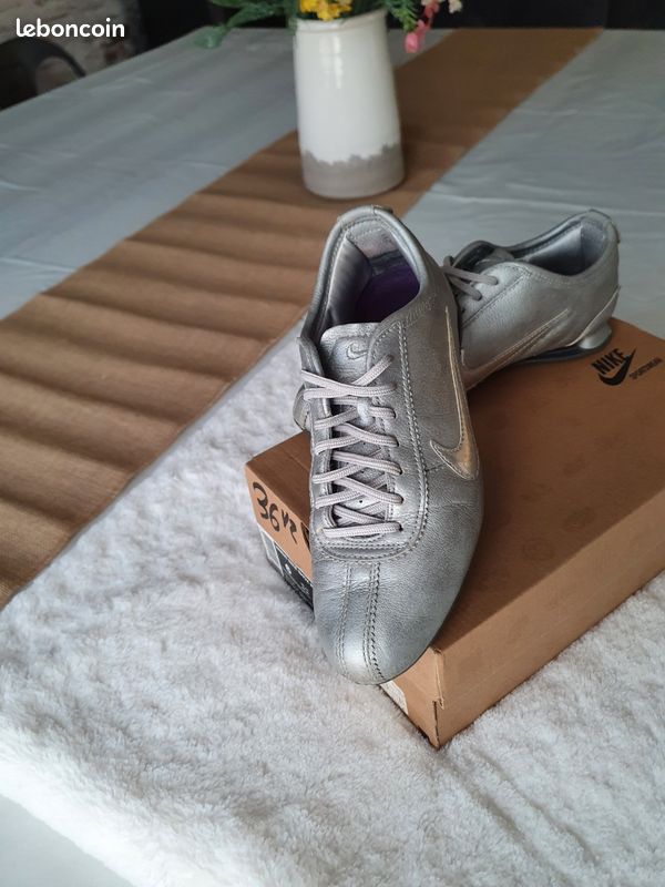 Baskets Nike Shox Rivalry metallic silver pour femme Chaussures