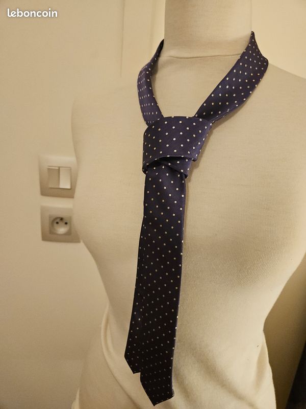 Cravate satin violette à rayures