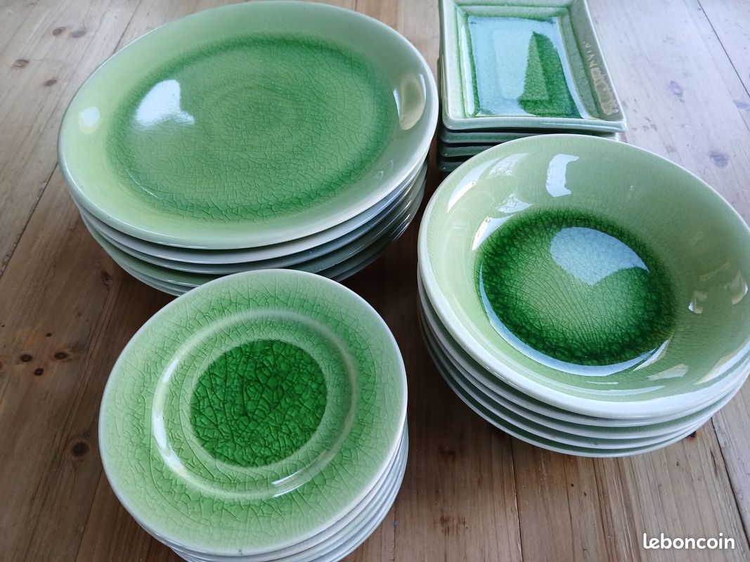 Lot d'assiettes vertes (image 1)