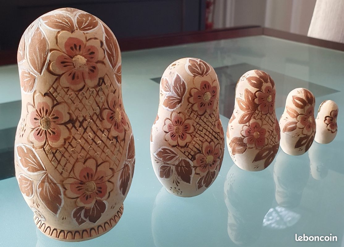 Série De 10 Poupées Russes Matriochkas En Bois Peintes à La Main Et Signée - Décoration