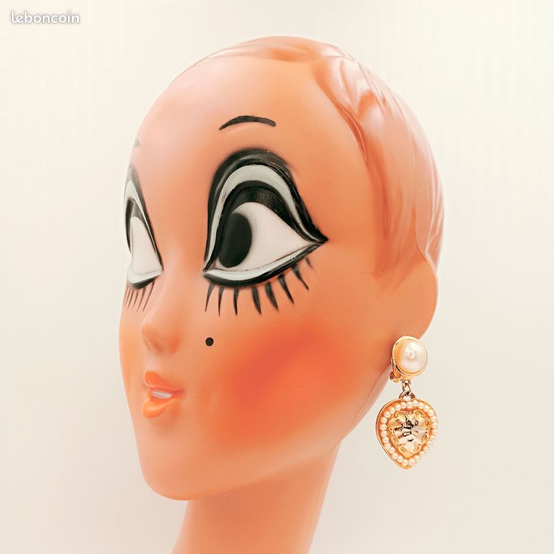 boucles d oreilles chanel a clip metal dore