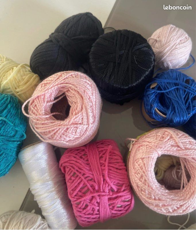 Lot Divers De Pelotes Et Fils à Tricoter - Multicolore, Occasion, Parfait Pour Petits Projets