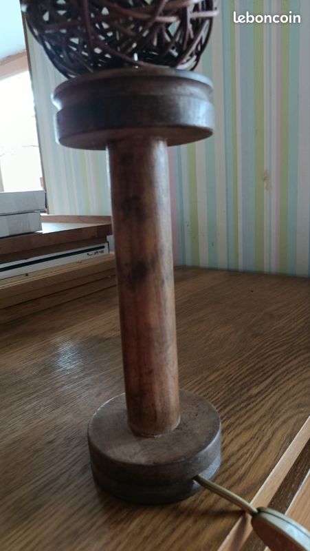 Pied de lampe avec ancienne bobine de textile en bois (image 3)