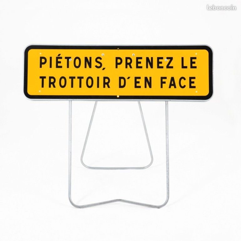 Lot 2 Panneaux signalisation sur pieds (image 1)