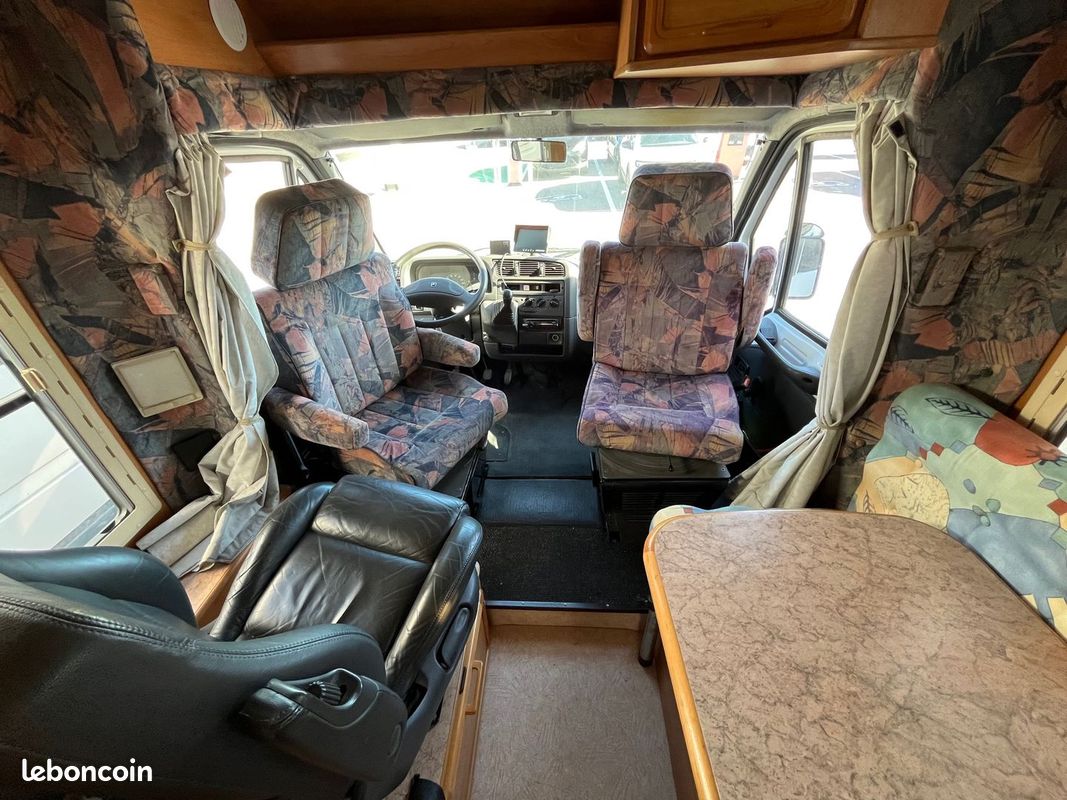 Rapido 730C 6.20m – Gros entretien OK Prêt à voyager Attelage, porte-moto, panneau solaire (image 13)