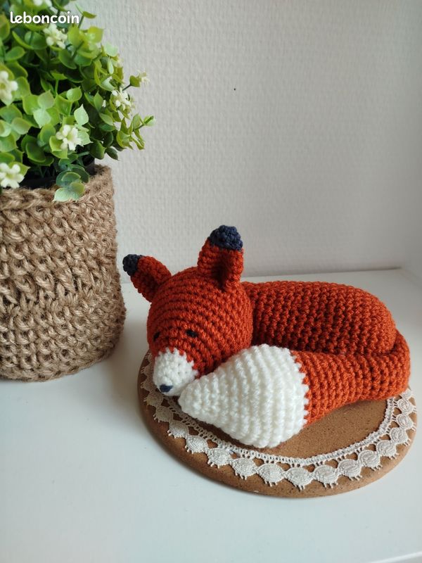 Charmante déco Renard endormi, cadeau naissance, au crochet, sur socle, (image 2)