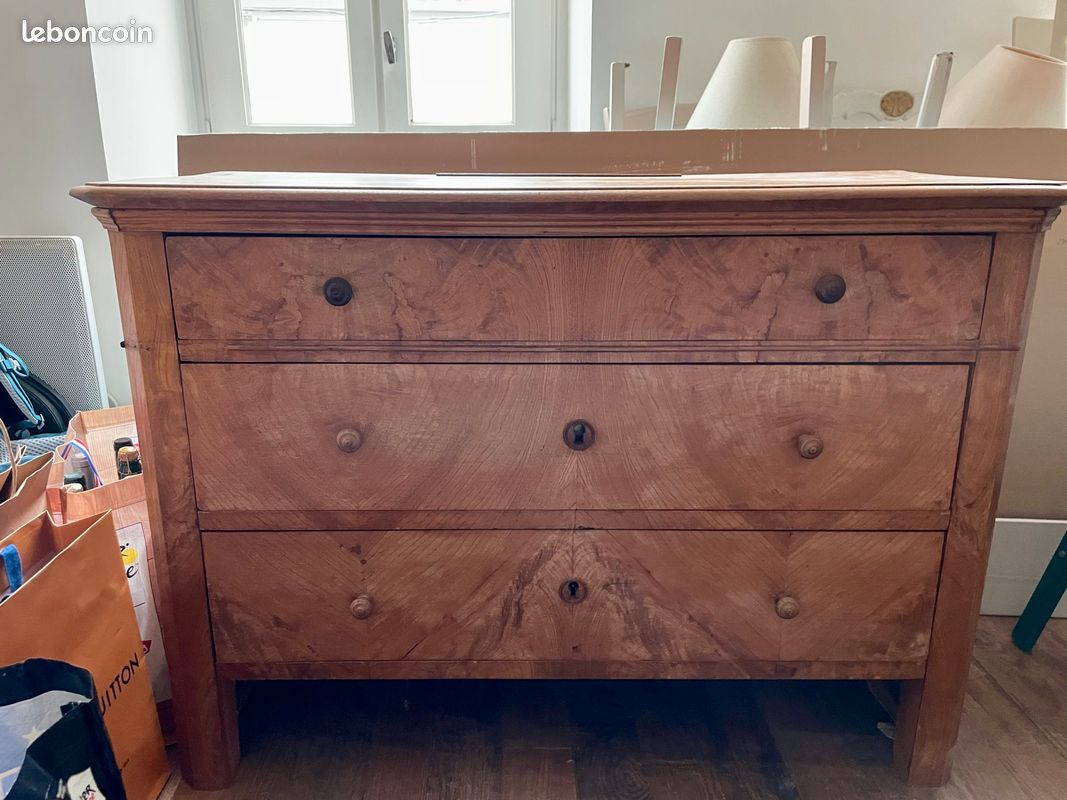 Commode en bois (image 1)