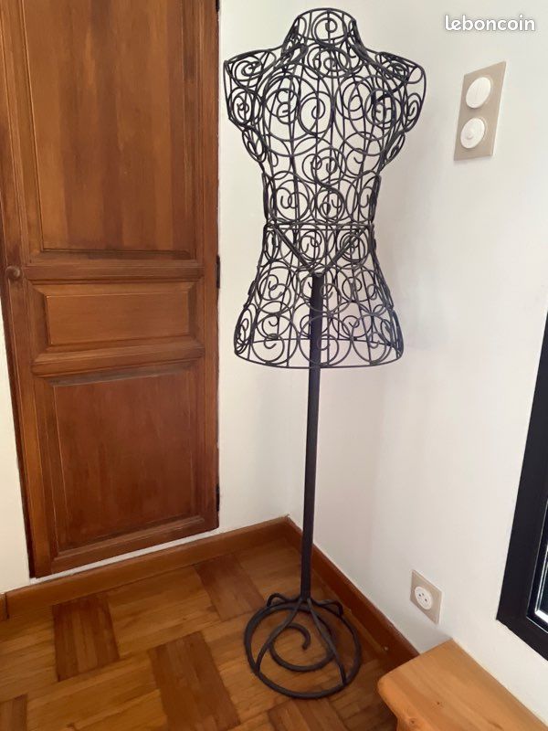Mannequin femme en métal (image 1)