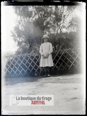 Ancienne Plaque De Verre Photo – Portrait Petite Fille – Négatif Noir Et Blanc 9x12 Cm – France