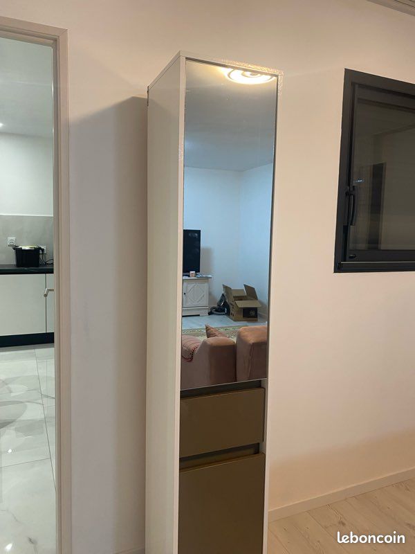Armoire avec miroir (image 1)