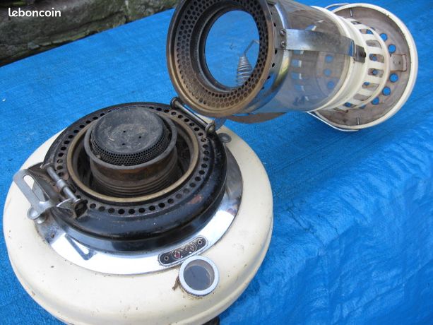Brûleur à kérosène vintage. Vieux Bronze Camping Primus Poêle isolé sur