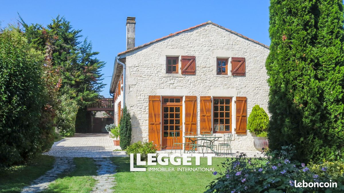 Maison 8 pièces 250 m² · à Saint-Martin-de-Juillers · 250 m² · 339 000 €