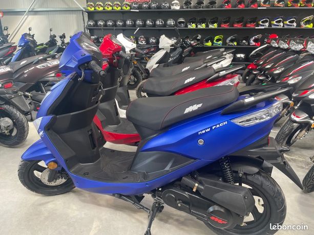 Scooter 125 noir + accessoires 2700€ 