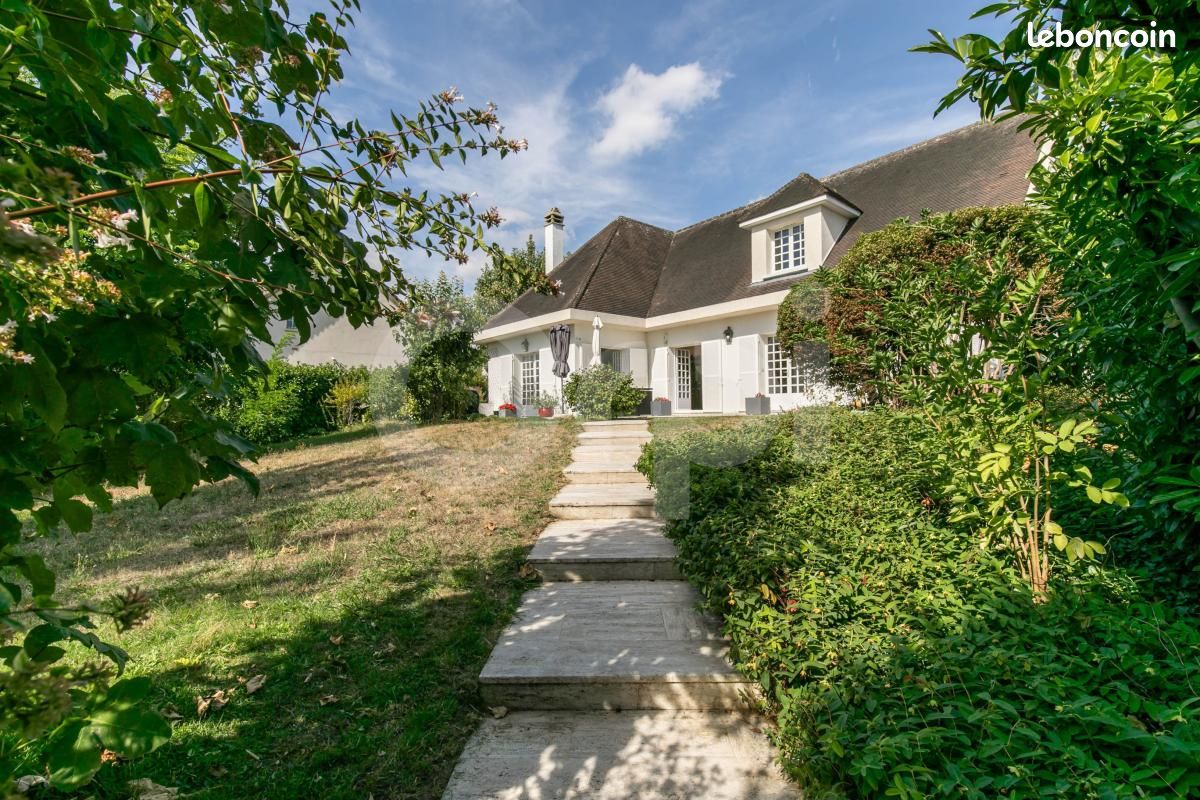 Maison 8 pièces 240 m² · à Le Plessis-Trévise · 240 m² · 1 049 000 €