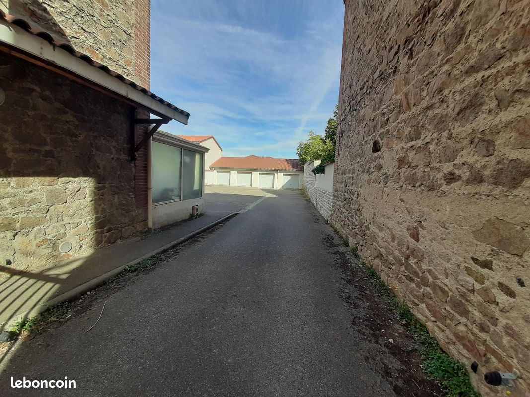 Parking 21 m² · à Saint-Just-Saint-Rambert · 21 m² · 120 €/mois