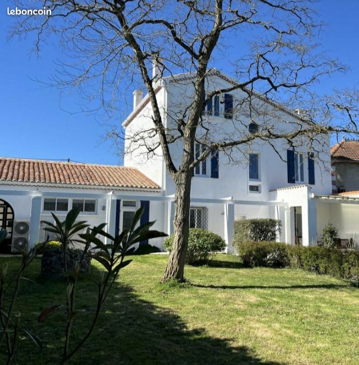 Maison 8 pièces 233 m² · à Terres-de-Haute-Charente · 233 m² · 210 000 €