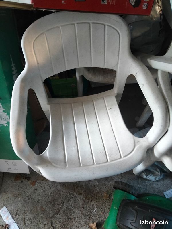 Chaise plastique (image 1)