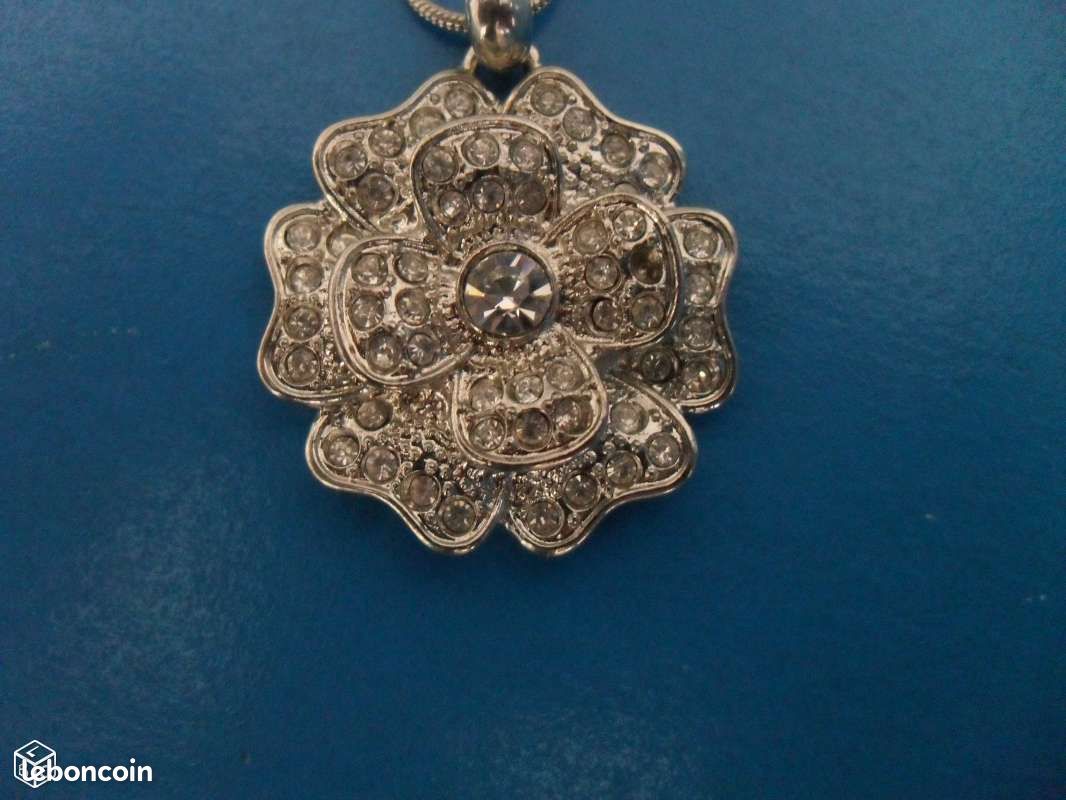 Pendentif argenté motif fleur ornée de strass (image 1)