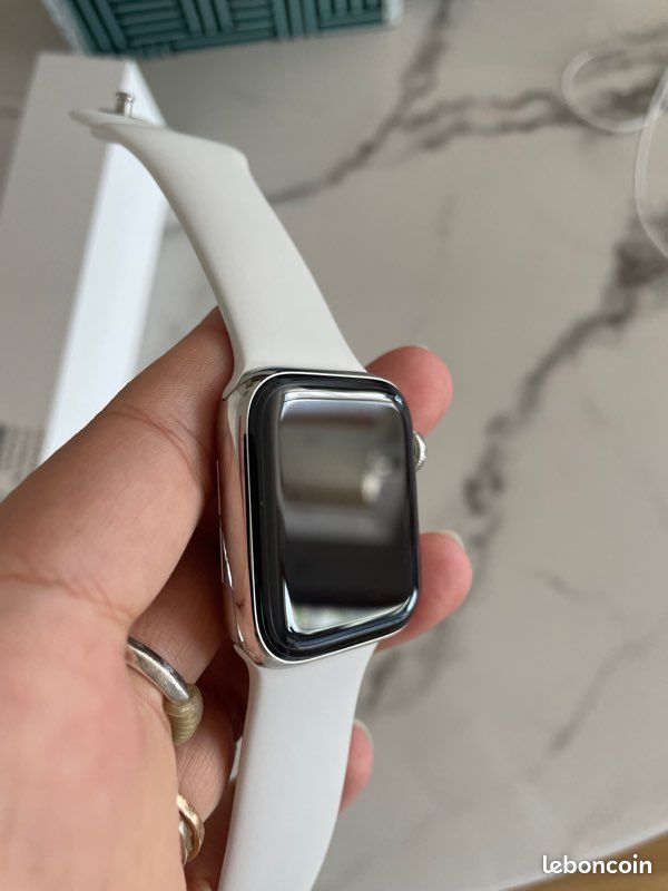 Apple Watch Série 5 Acier 40 mm (image 1)