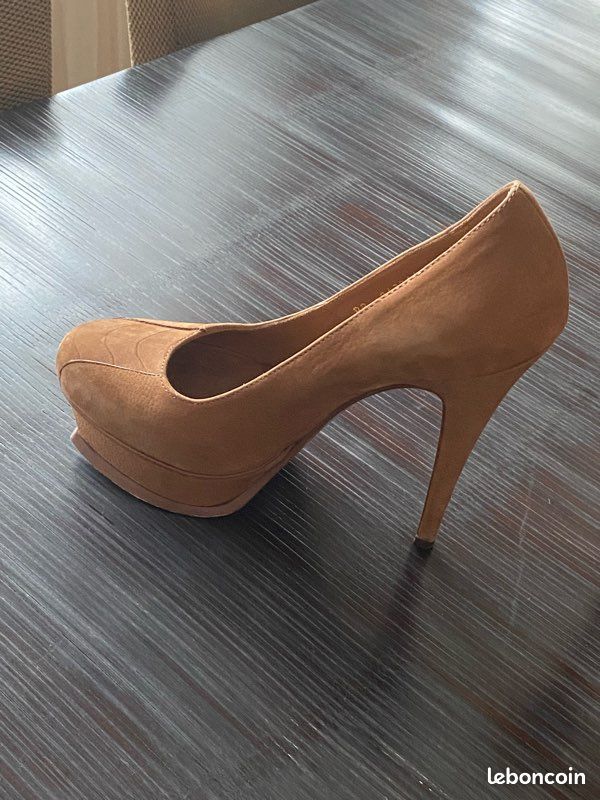 Escarpins L.A.M.B. - Talons Hauts Stiletto - Taille 3,5 UK - Taupe - Occasion