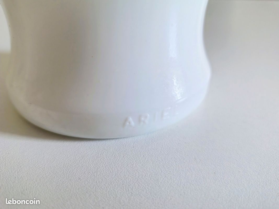 Pot vintage Ariel en verre opalin blanc décor bleu (image 4)