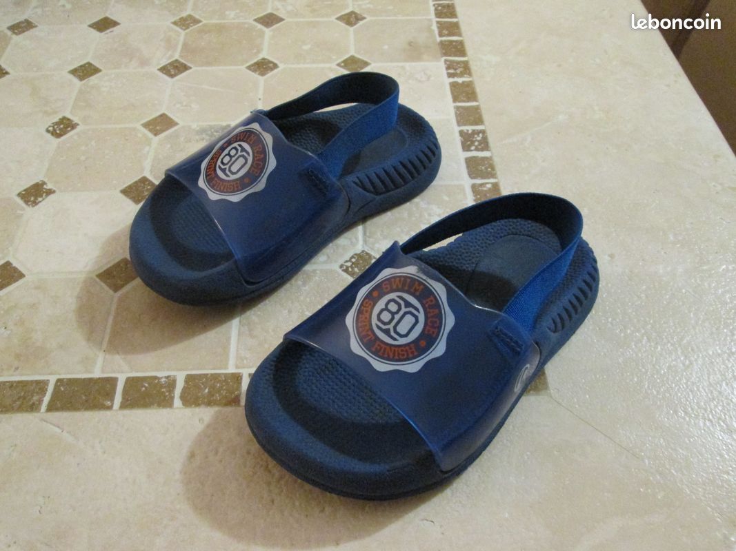 Claquettes bleu de piscine ou plage avec bride taille 22-23