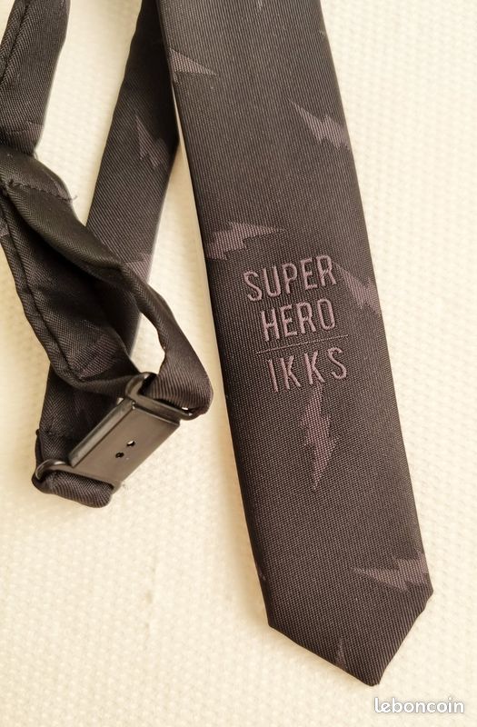 Coffret IKKS bonnet, cravate et un pin's tête de mort NEUF (image 5)
