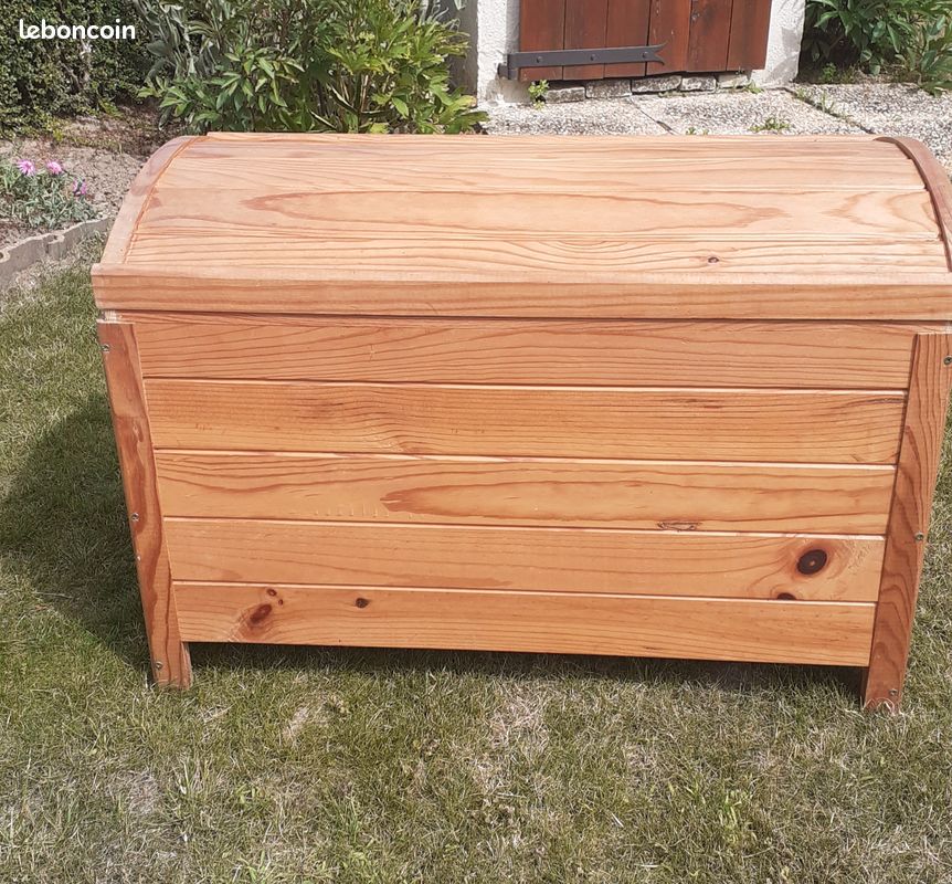 Coffre en bois (image 1)