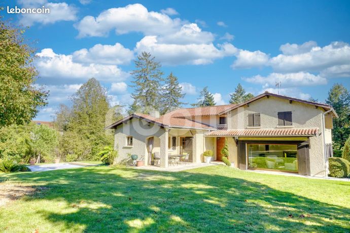 Villa 7 pièces 241 m²