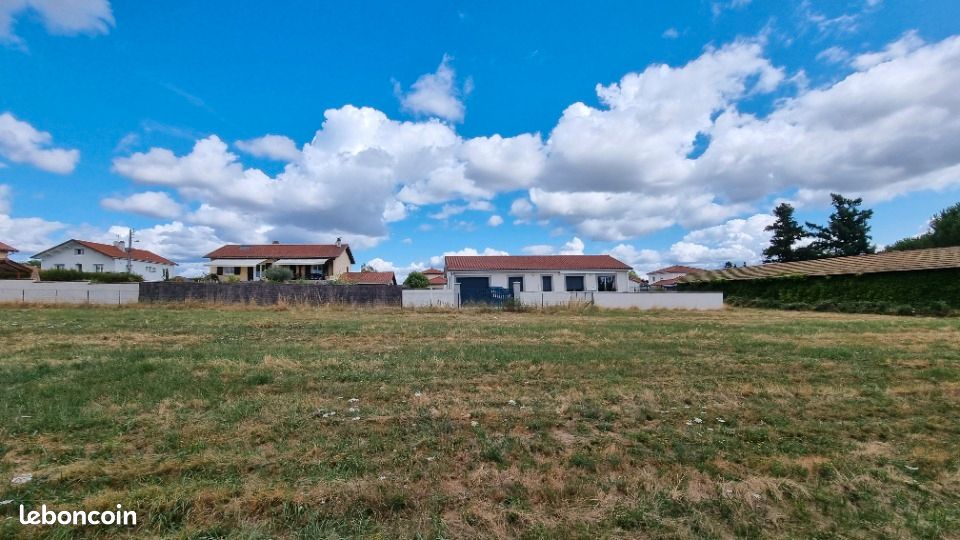 Terrain 345 m² · à Montbrison · 60 000 €