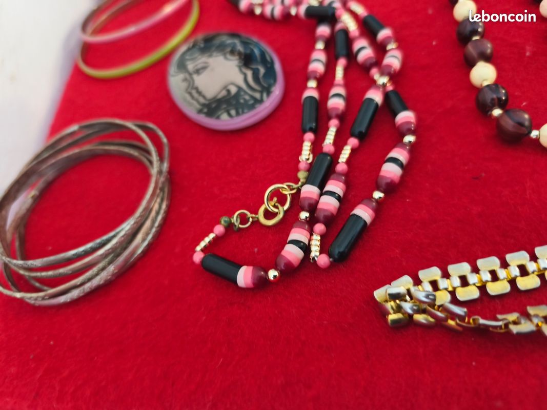 Lot de bijoux variés: colliers, bagues, broche et plus (D'occasion) à Marly pour CHF 11 – avec