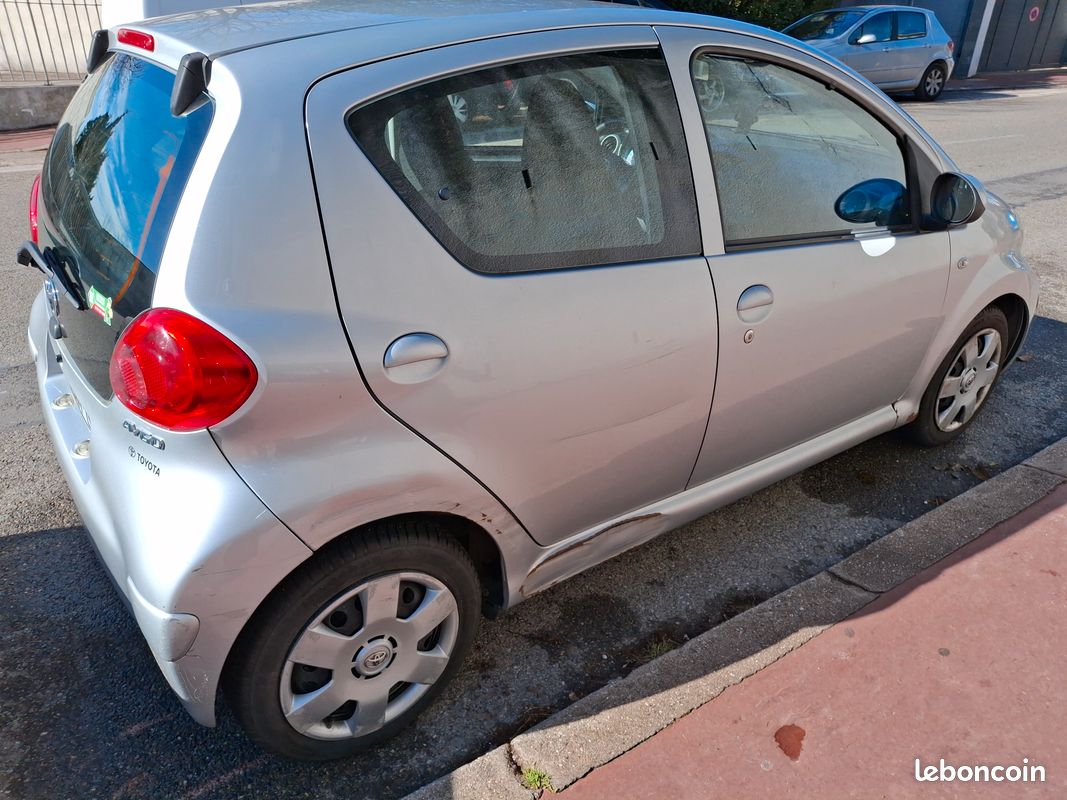 Toyota Aygo 1.0 12V 68CH/CLIM/Crit'air 2 citadine, gris, 4 cv, 5 portes, première mise en circulation le 25/03/2009 58000km (image 2)