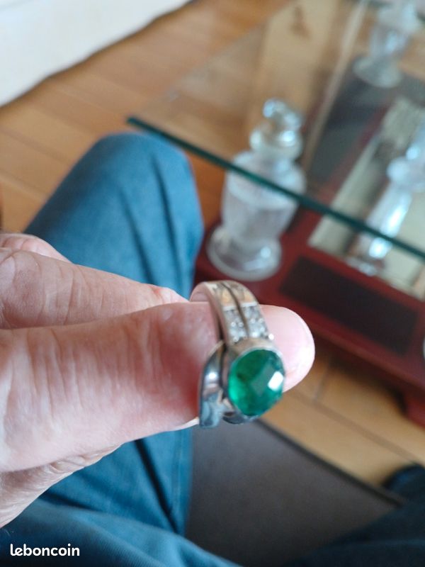 Bague argent sertie d,une magnifique émeraude taillée d,environ2,5 carats , cédé 450 euro , à débatre raisonnablemét ? (image 5)