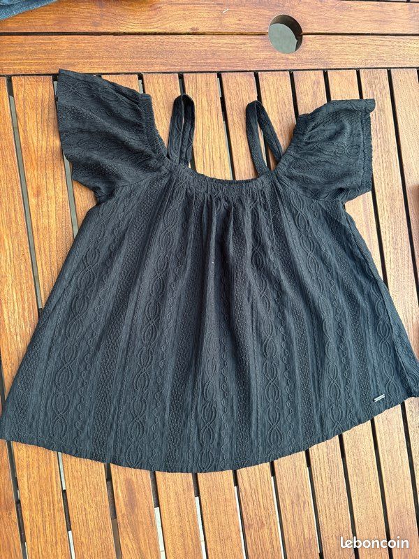 T-shirt noir épaule (image 1)