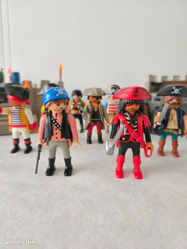 PLAYMOBIL 3939 PIRATE Crew 3 Figures Treasure Chest Weapons Black