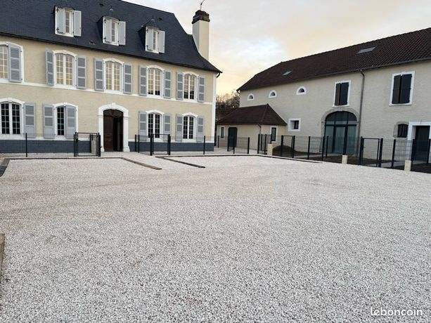 Plateau a amenager avec terrasse et parking