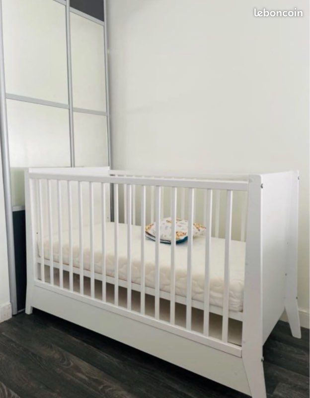 Lit bébé en bois blanc 120 x 60 cm avec matelas – Très bon état (image 1)