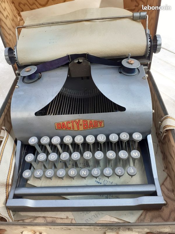 Ancienne Machine à écrire Jouet DACTY-BABY – Vintage Avec Charme Rouillé