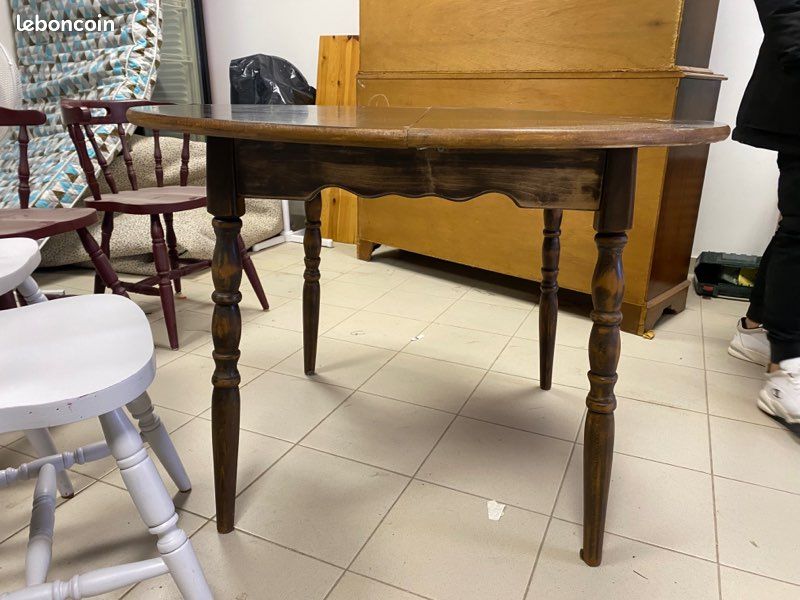 Bibliothèque + Table ronde avec chaises (image 1)