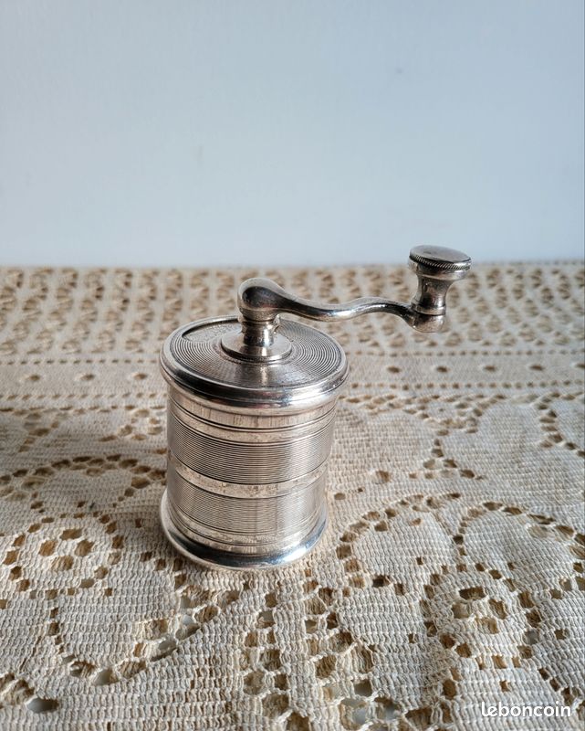Moulin à Poivre Ancien En Tôle - Modèle Tabatière - Circa 1900 - Rouge
